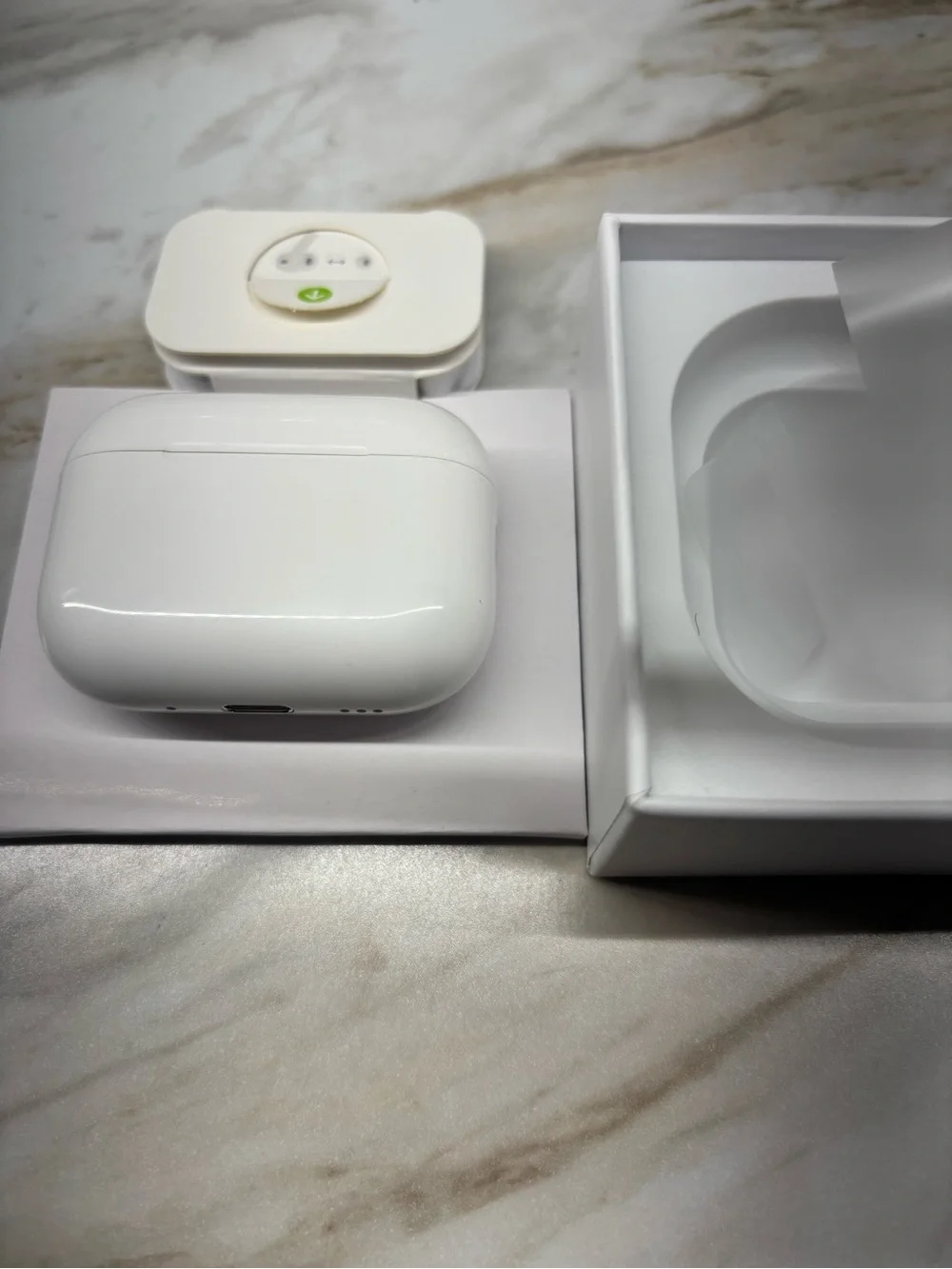 Apple White Wireless Earbuds with Charging Case